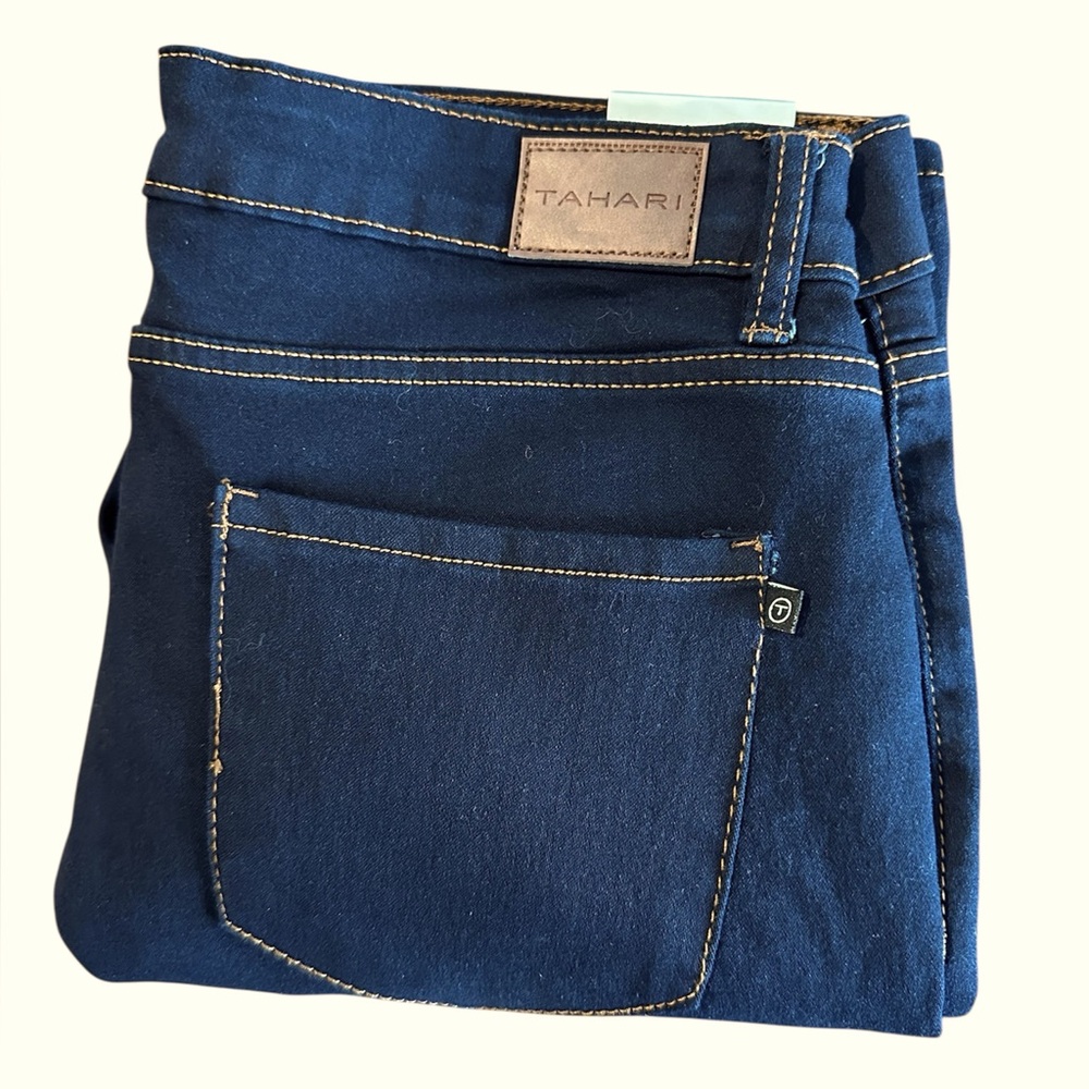 NWT Tahari Women's Blue Jeans size 12/31